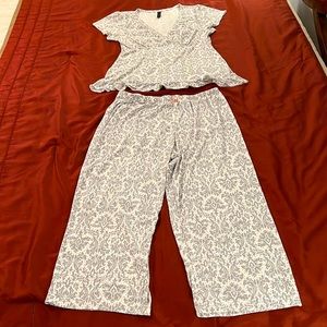 Pajama Set with Grey Floral Prints